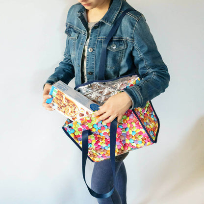 Personne tenant un Sac isotherme lunch bag – Miam coloré, idéal pour transporter repas et goûters. Inclut patron de couture pdf à télécharger.