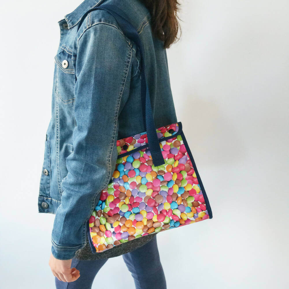 Sac isotherme lunch bag – Miam coloré porté par une personne, idéal pour le déjeuner ou le goûter, patron de couture pdf à télécharger.