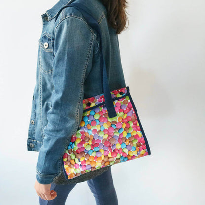 Sac isotherme lunch bag – Miam coloré porté par une personne, idéal pour le déjeuner ou le goûter, patron de couture pdf à télécharger.