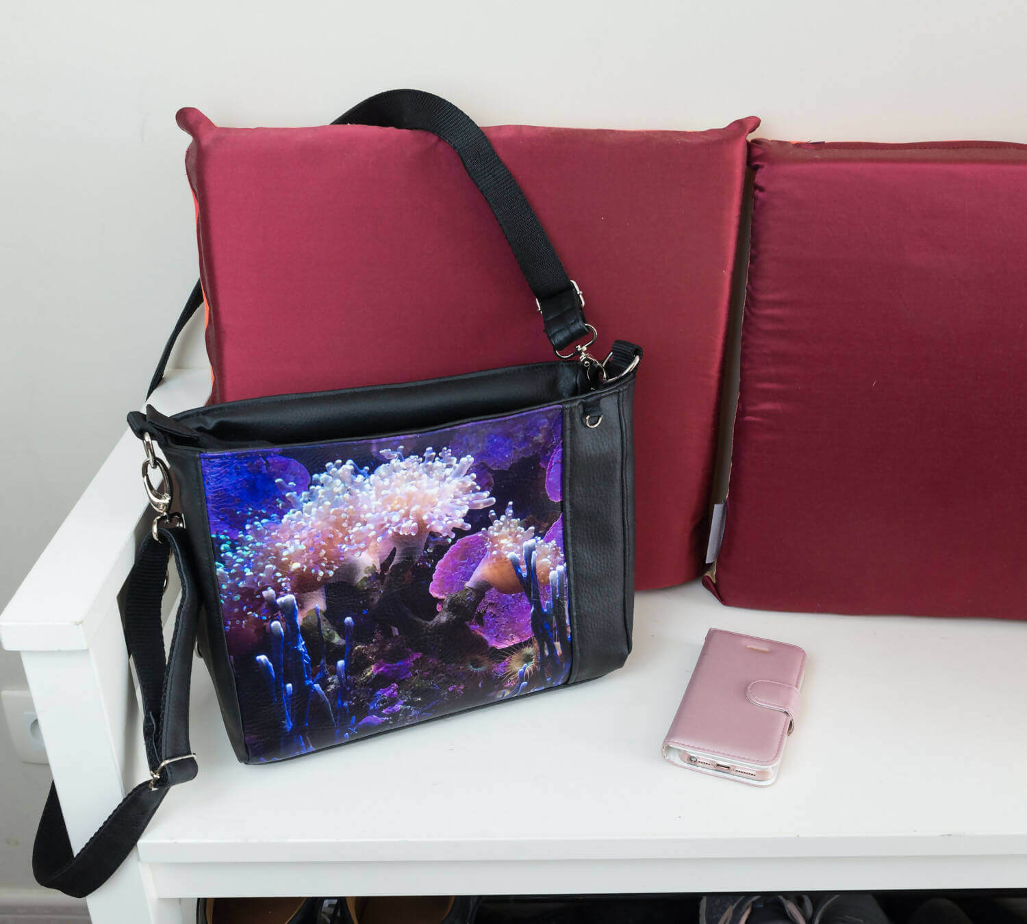 Sac à main – Léon avec imprimé corail, idéal pour télécharger le patron de couture pdf, présenté sur une table blanche.