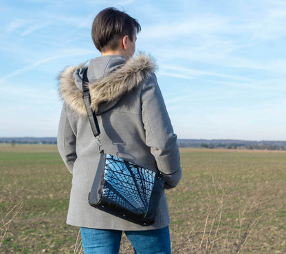 Sac à main – Léon porté en bandoulière, parfait pour patron de couture pdf à télécharger, unique avec imprimé sur fond uni.