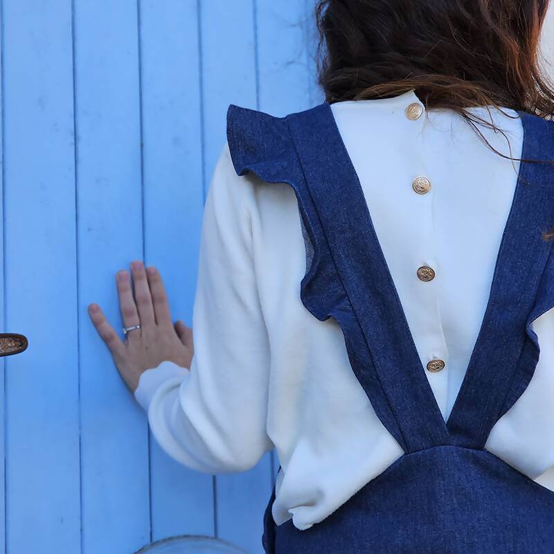 Femme portant Salopette jupe & Short Honolulu - T34 à 48, patron de couture pdf à télécharger, vue de dos avec détails de boutons dorés.