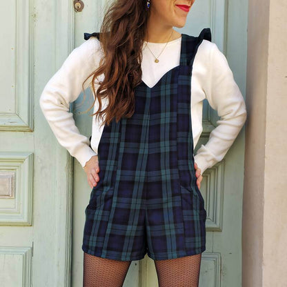 Femme portant la Salopette jupe & Short Honolulu - T34 à 48, patron de couture PDF à télécharger, motif à carreaux et style décontracté.
