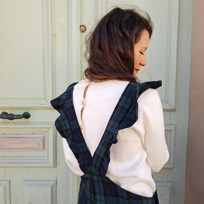 Femme portant Salopette jupe & Short Honolulu - T34 à 48, patron de couture PDF à télécharger, vue arrière, design élégant.