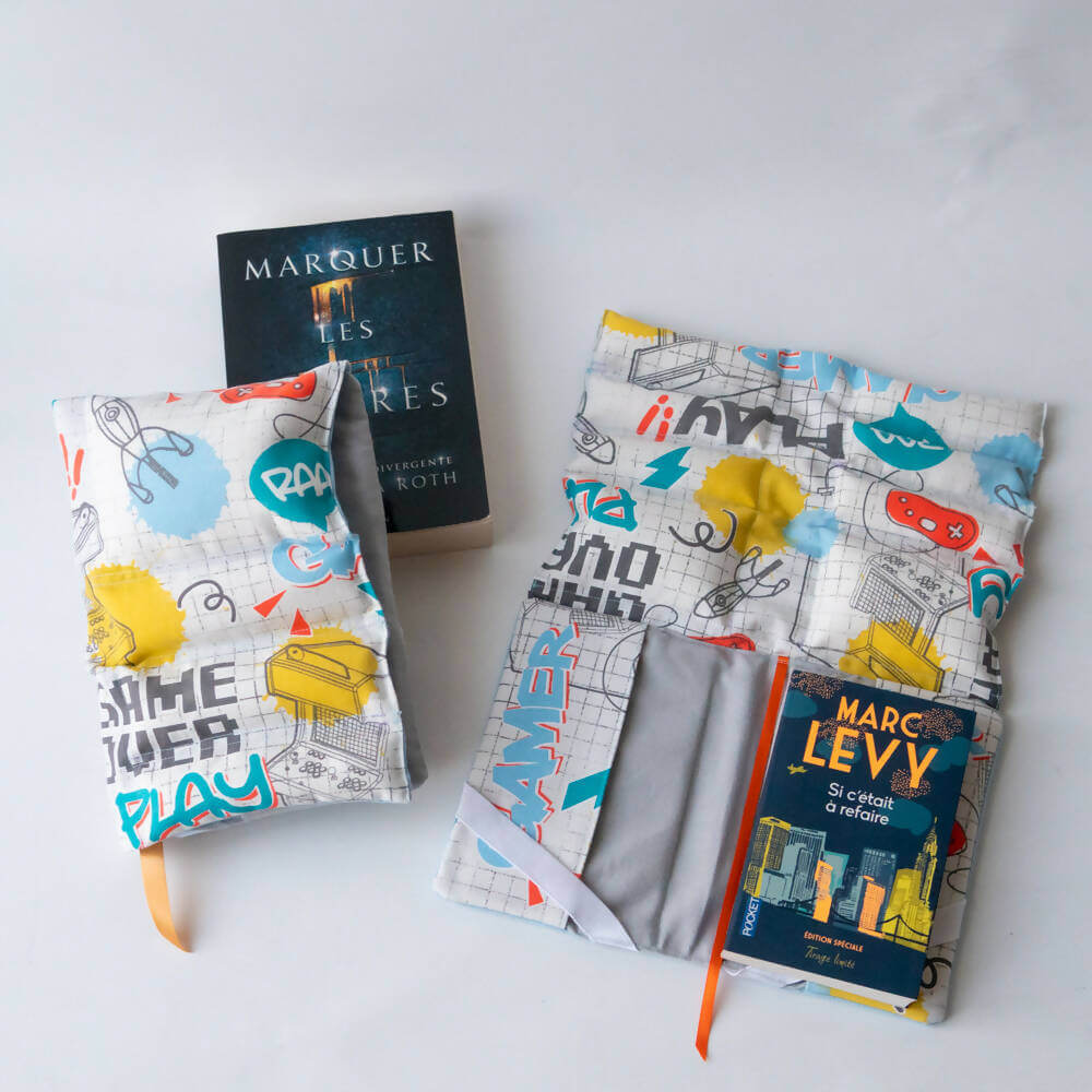 Support à livre – Lexie avec motif coloré et livres, patron de couture pdf à télécharger.