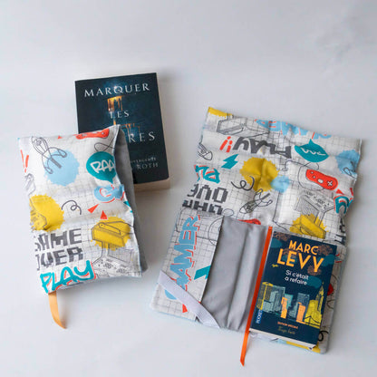 Support à livre – Lexie avec motif coloré et livres, patron de couture pdf à télécharger.