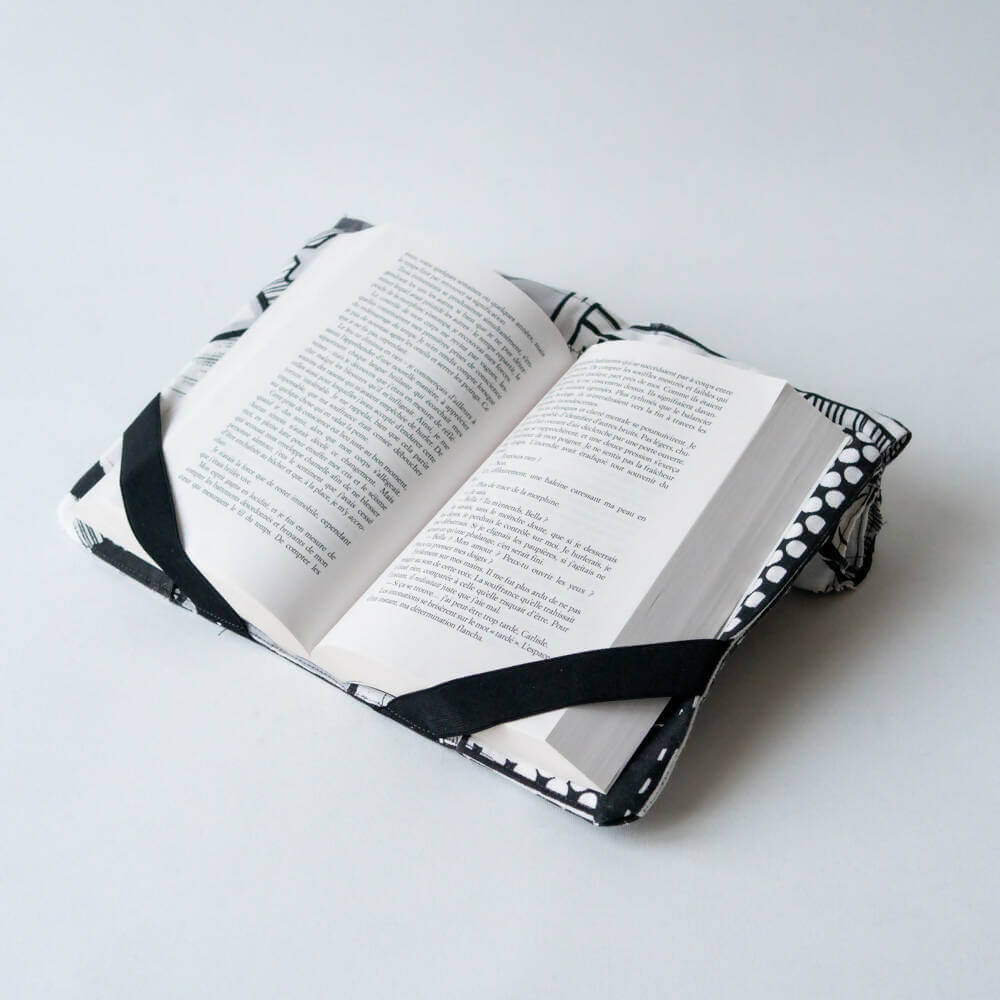 Support à livre – Lexie avec élastiques, patron de couture pdf à télécharger. Maintient les pages en place pour une lecture mains libres.