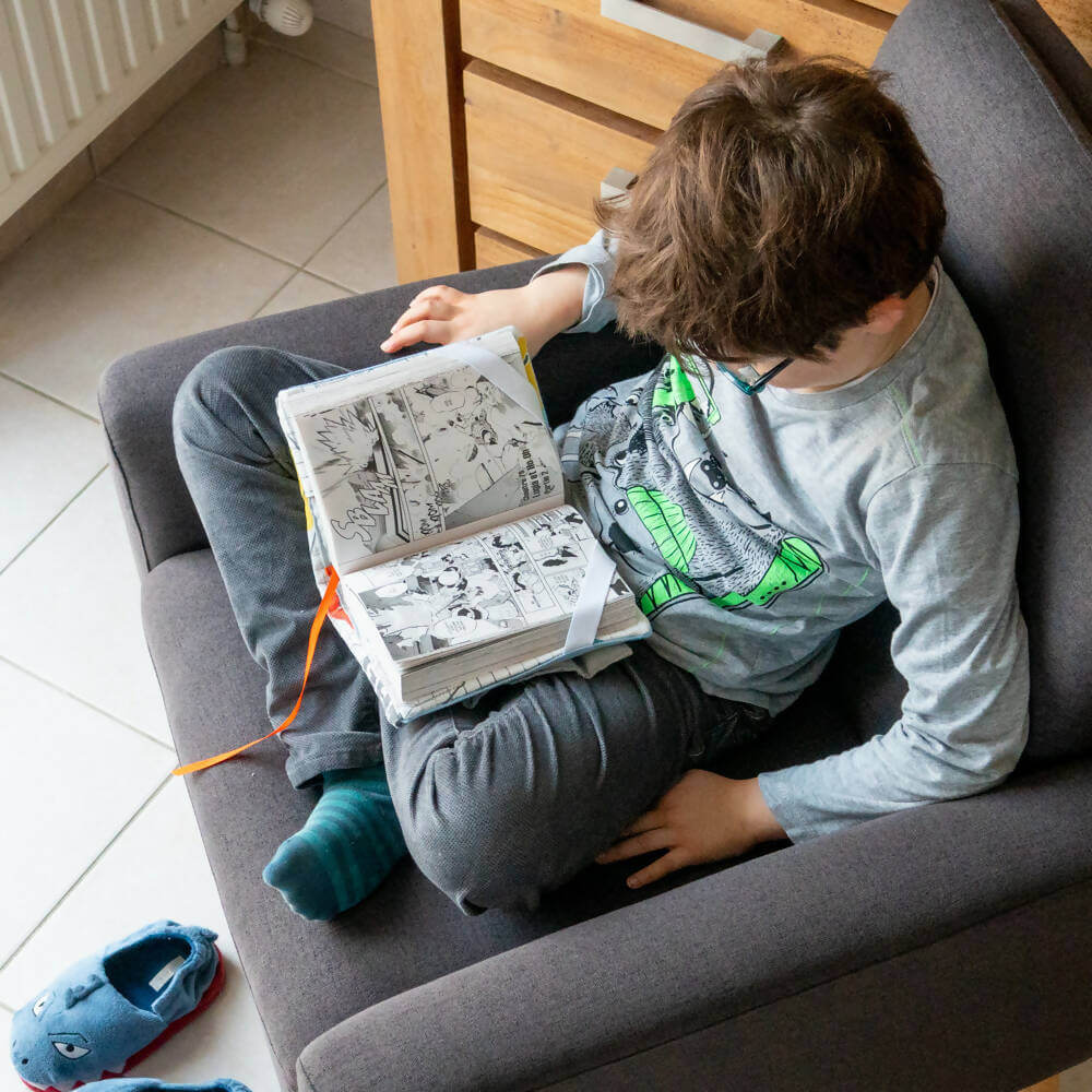 Garçon lisant avec Support à livre – Lexie, patron de couture pdf à télécharger, mains libres et confort optimal.