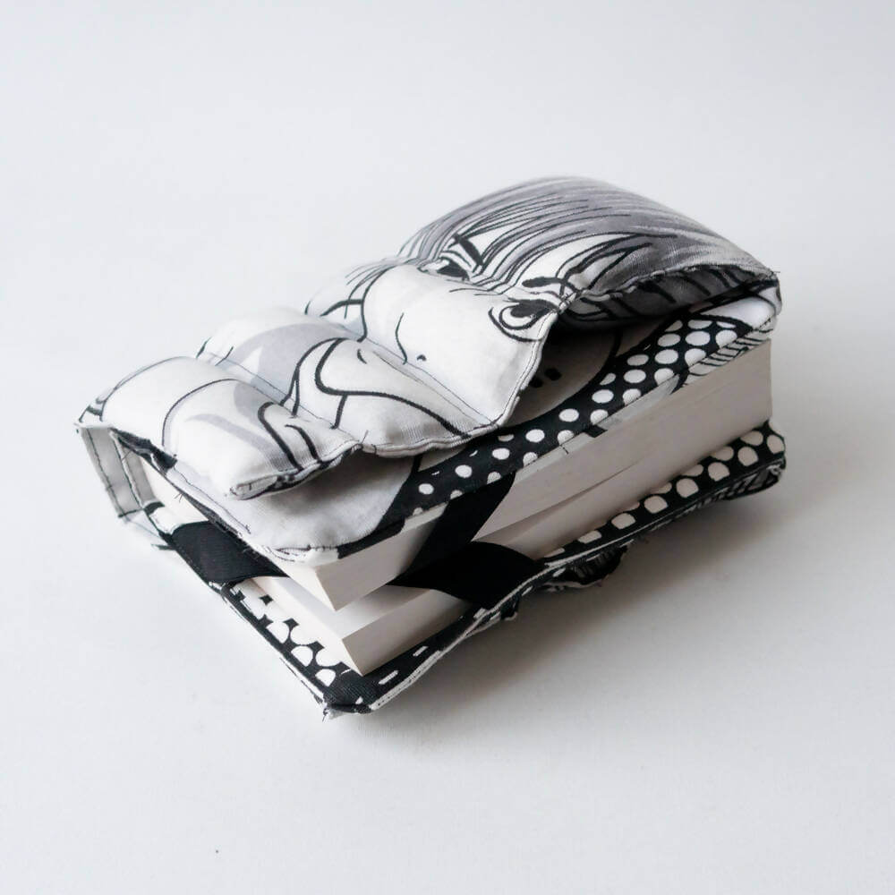 Support à livre – Lexie avec système d'élastiques et design en noir et blanc, patron de couture pdf à télécharger inclus.