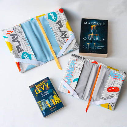 Support à livre – Lexie avec design coloré, deux supports ouverts avec livres, idéal pour lecture main libre et patrons de couture pdf.