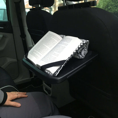 Support à livre – Lexie dans une voiture, tenant un livre ouvert avec des élastiques, idéal pour patron de couture pdf à télécharger.