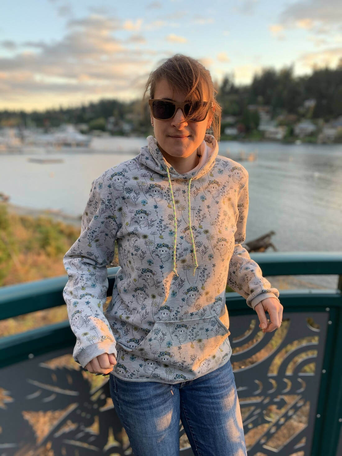 Femme portant le Sweat Maxi-TITUS du XS au XXXL en plein air, modèle à télécharger en patron de couture pdf.