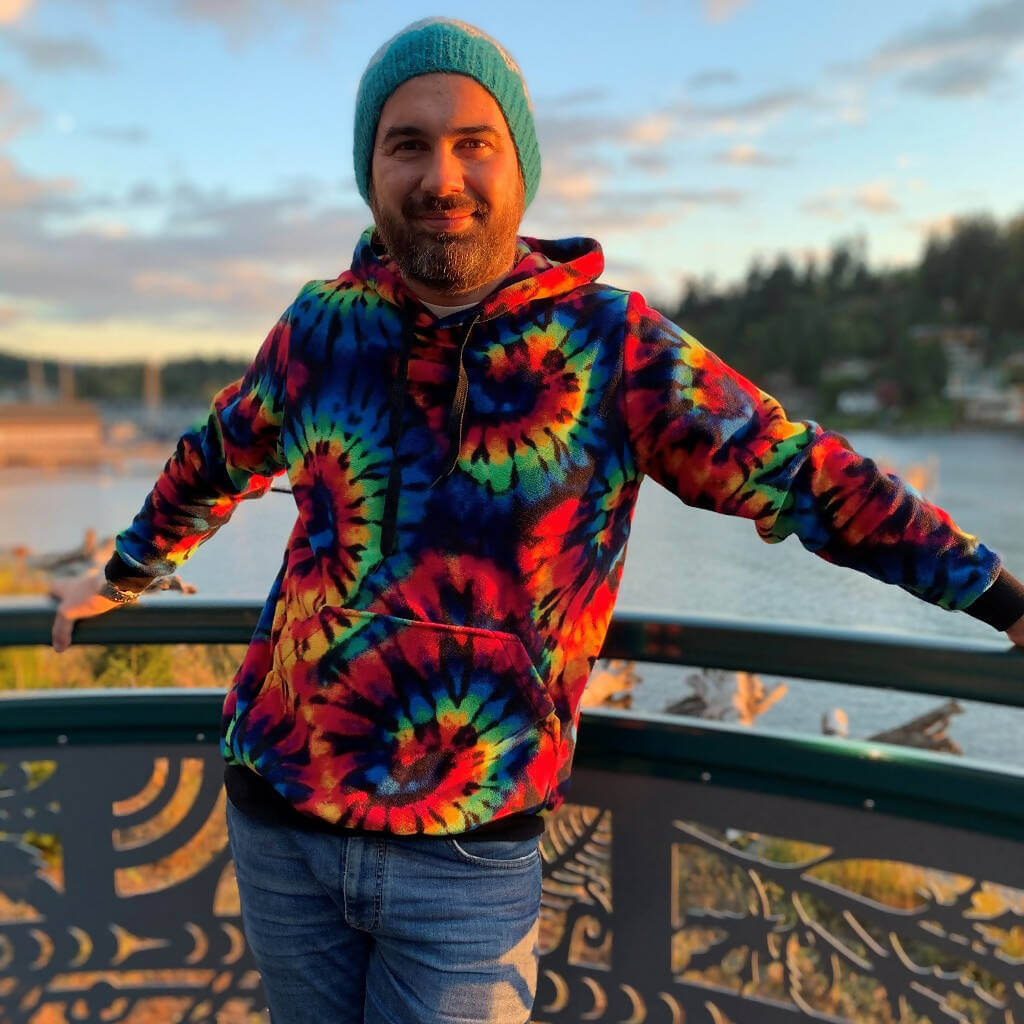 Homme portant un Sweat Maxi-TITUS du XS au XXXL en extérieur, modèle coloré tie-dye avec capuche, patron de couture pdf à télécharger.