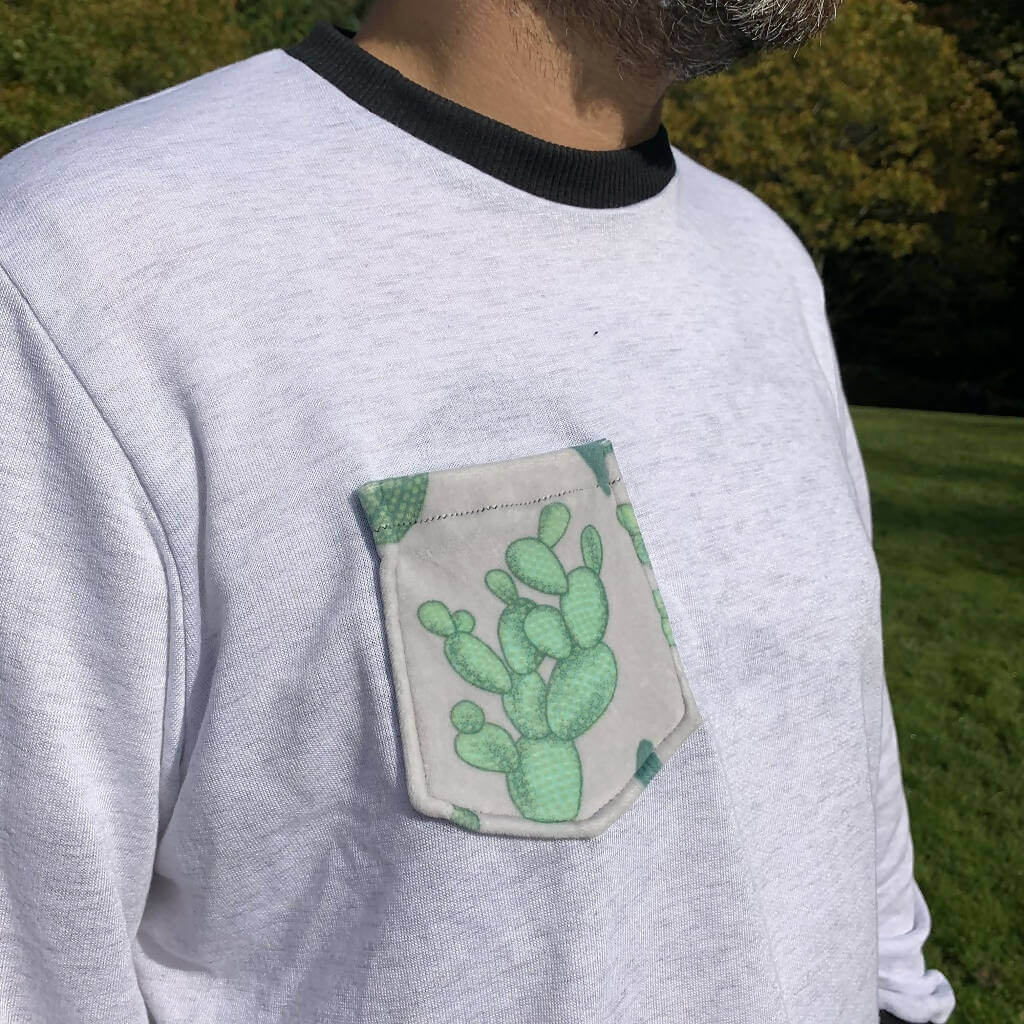 Homme portant le Sweat Maxi-TITUS du XS au XXXL avec poche motif cactus, patron de couture pdf à télécharger.