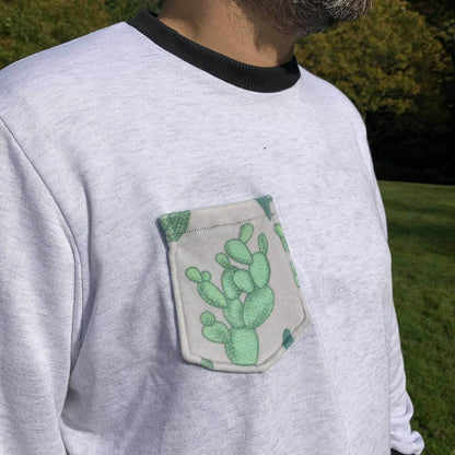 Homme portant le Sweat Maxi-TITUS du XS au XXXL avec poche motif cactus, patron de couture pdf à télécharger.