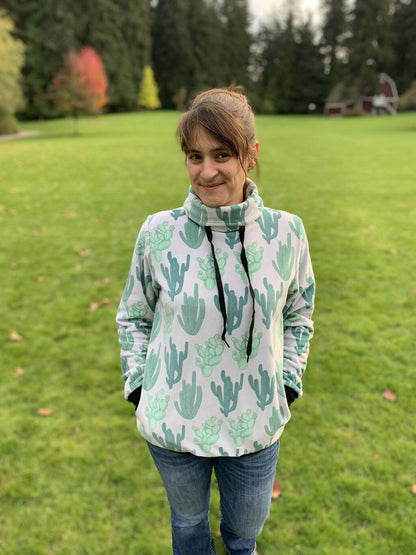 Personne portant le Sweat Maxi-TITUS du XS au XXXL dans un jardin, motif cactus, patron de couture pdf à télécharger, mixte, confortable.