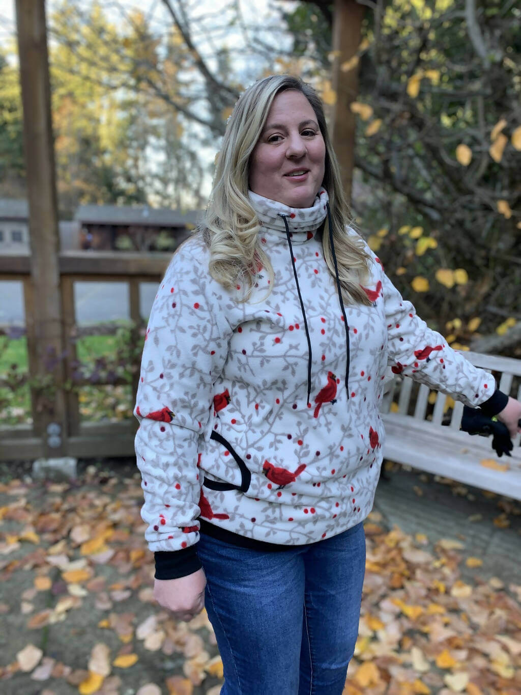 Femme portant un sweat Maxi-TITUS imprimé avec motifs, adapté de XS au XXXL, patron de couture pdf à télécharger.