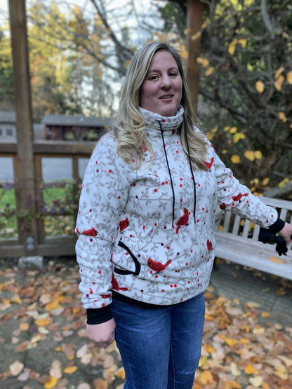 Femme portant un sweat Maxi-TITUS imprimé avec motifs, adapté de XS au XXXL, patron de couture pdf à télécharger.