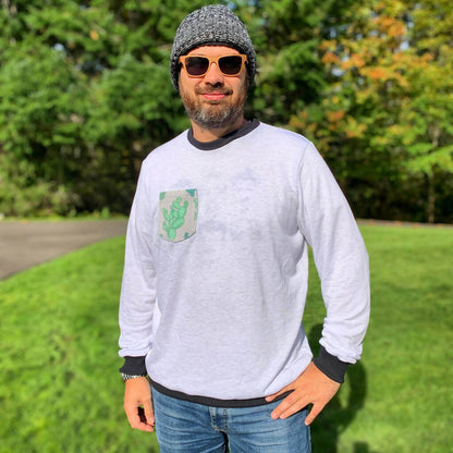 Homme portant le Sweat Maxi-TITUS du XS au XXXL avec poche poitrine, patron de couture pdf à télécharger, en plein air.