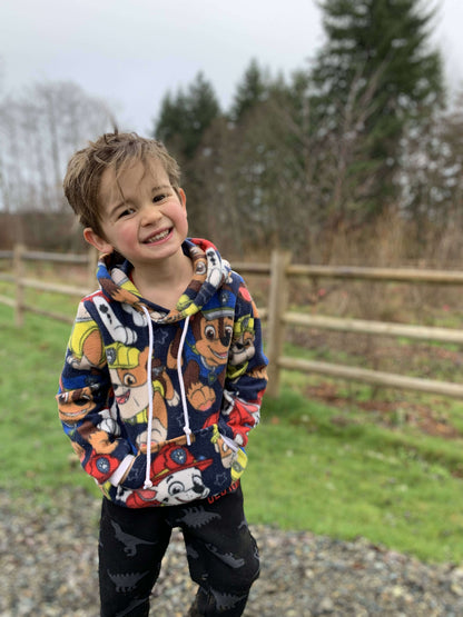 Enfant souriant portant le Sweat TITUS du 2 au 16 Ans avec motifs colorés, patron de couture pdf à télécharger.