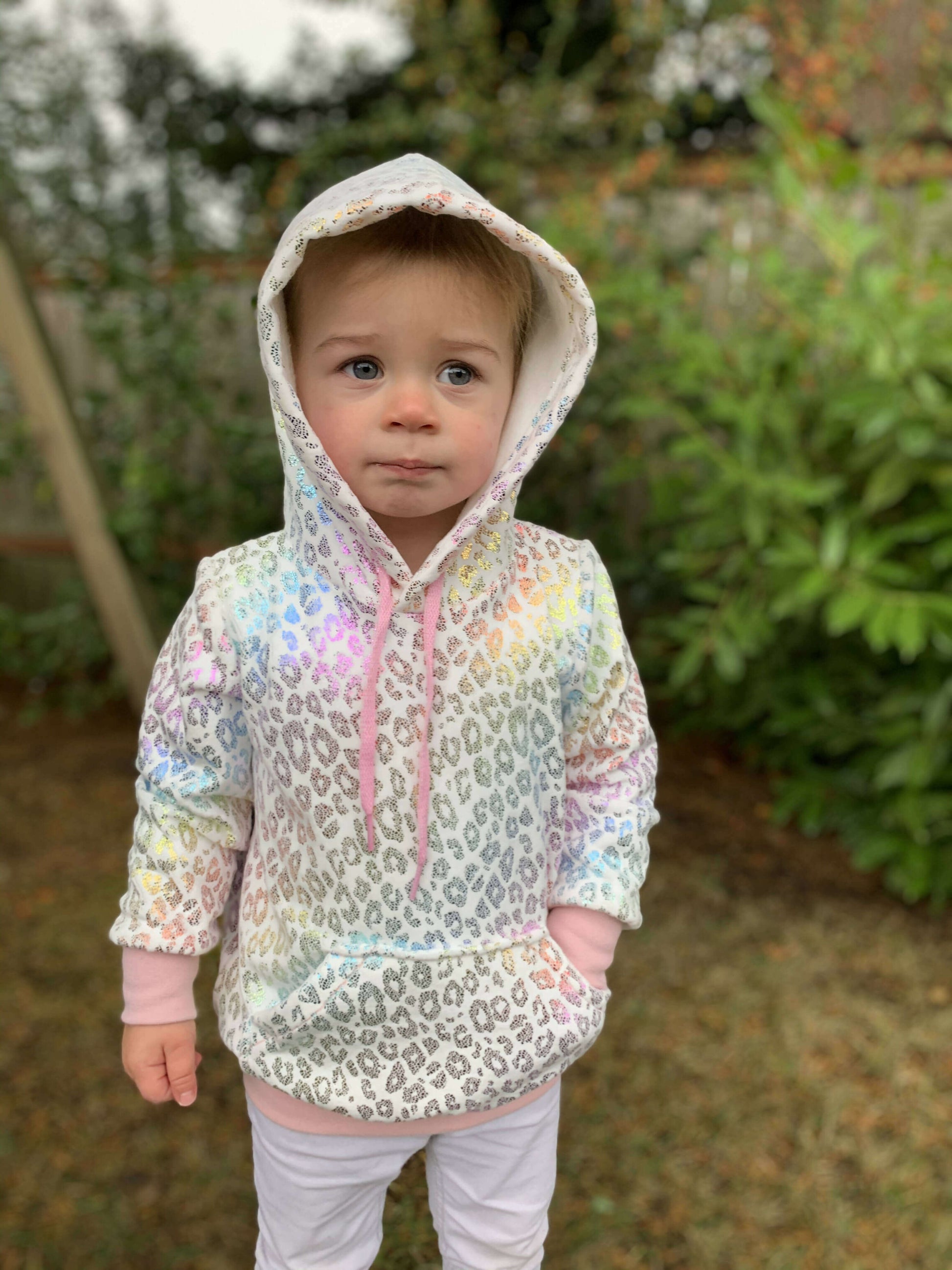 Enfant portant le Sweat TITUS du 2 au 16 Ans multicolore avec capuche, patron de couture pdf à télécharger.