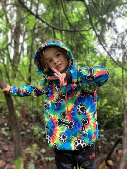 Enfant dans un Sweat TITUS du 2 au 16 Ans coloré dans la forêt, patron de couture pdf à télécharger, capuche et poche kangourou.