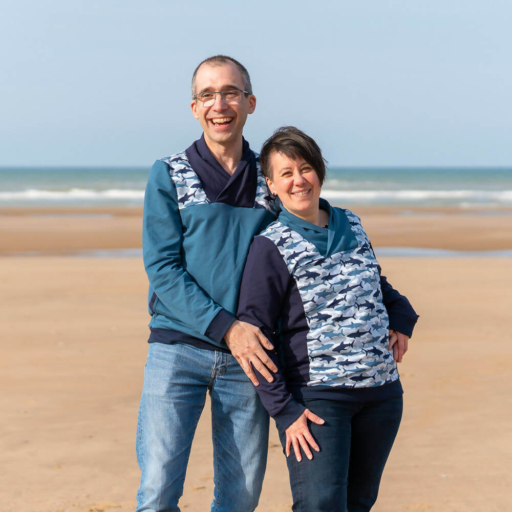 Couple souriant portant le Sweat mixte, XS au 4XL, 2 statures – Anis sur la plage, patron de couture pdf à télécharger.