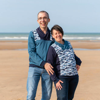 Couple souriant portant le Sweat mixte, XS au 4XL, 2 statures – Anis sur la plage, patron de couture pdf à télécharger.