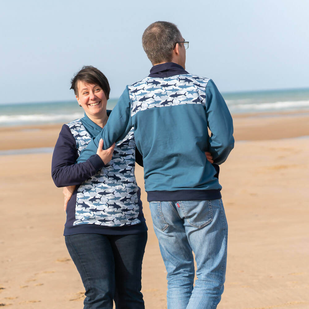 Couple portant le Sweat mixte, XS au 4XL, 2 statures – Anis sur une plage. Patron de couture pdf à télécharger.