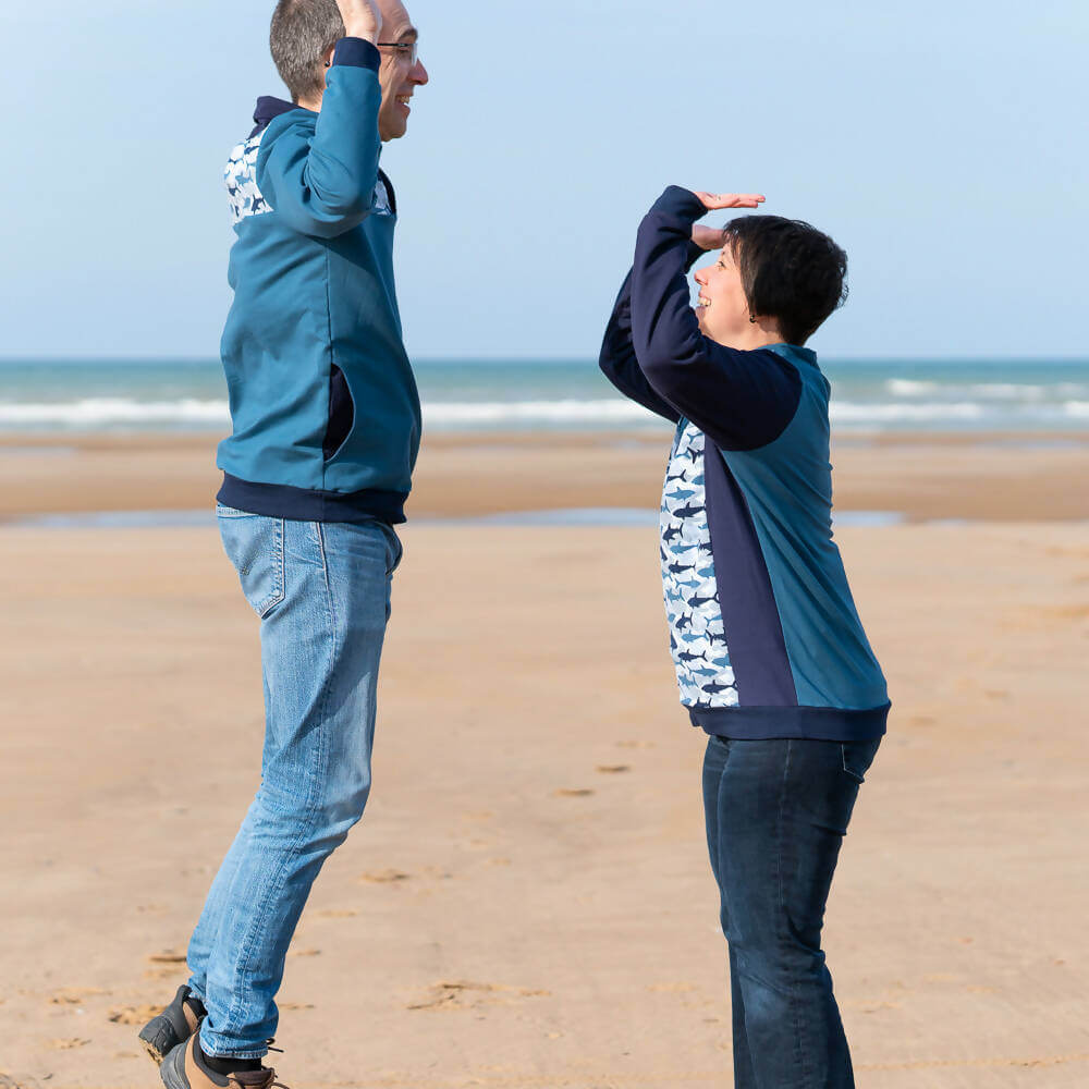 Deux personnes en sweat mixte, XS au 4XL, 2 statures – Anis, sur la plage. Patron de couture PDF à télécharger.