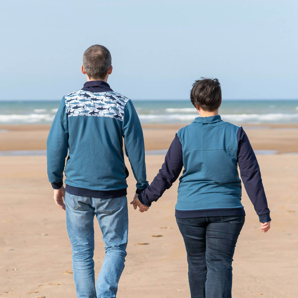 Couple portant le Sweat mixte, XS au 4XL, 2 statures – Anis, sur la plage, patron de couture pdf à télécharger disponible.