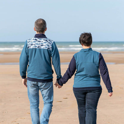 Couple portant le Sweat mixte, XS au 4XL, 2 statures – Anis, sur la plage, patron de couture pdf à télécharger disponible.