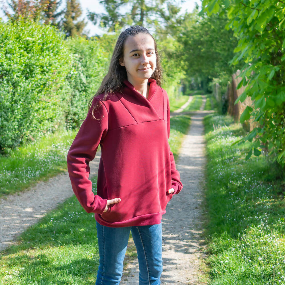 Personne portant un Sweat mixte, XS au 4XL, 2 statures – Anis avec col croisé, patron de couture pdf à télécharger.