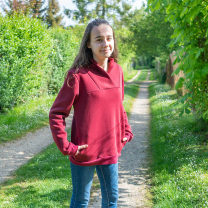 Personne portant un Sweat mixte, XS au 4XL, 2 statures – Anis avec col croisé, patron de couture pdf à télécharger.