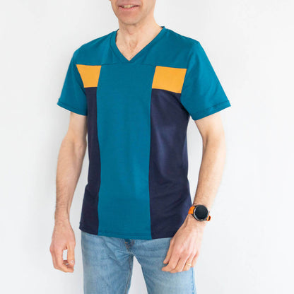 Homme portant un T-shirt homme, 42 au 62, 5 statures – Origan avec encolure en V. Patron de couture pdf à télécharger.