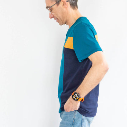 Homme portant un T-shirt homme, 42 au 62, 5 statures – Origan, manches courtes en V avec design horizontal et vertical. Patron de couture pdf à télécharger.