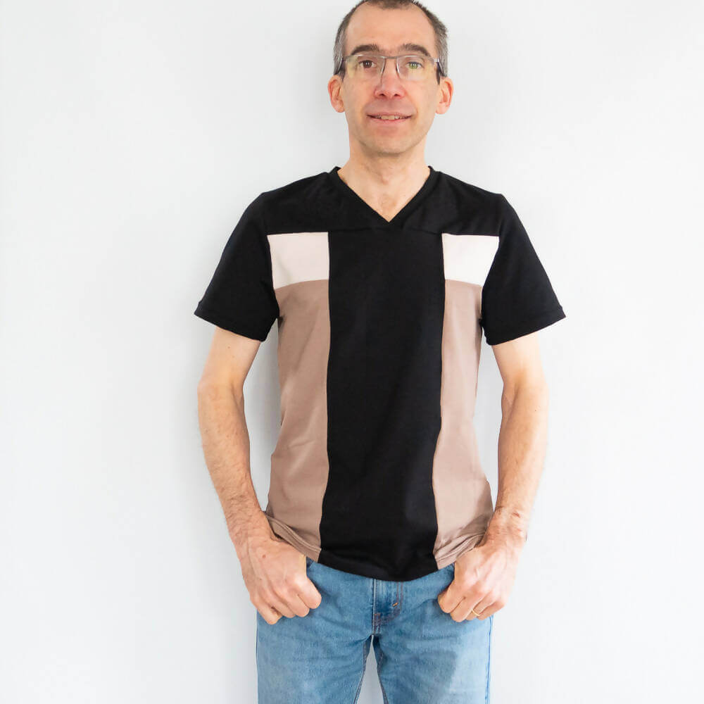 T-shirt homme, 42 au 62, 5 statures – Origan, patron de couture pdf à télécharger, homme portant un T-shirt noir et beige