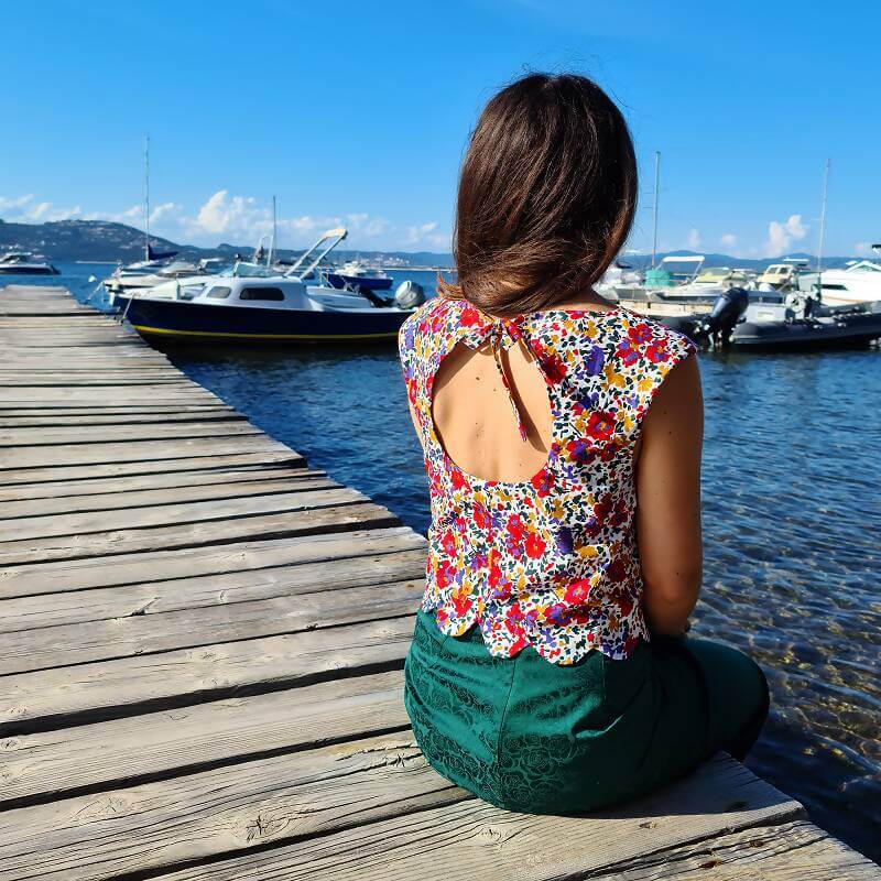 Femme en Top Fleury - T34 à 48 au bord de l'eau, patron de couture pdf à télécharger, ambiance estivale.