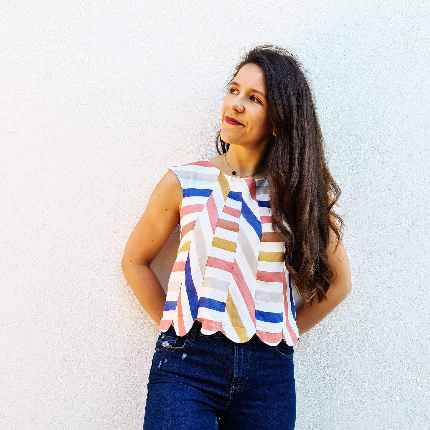 Femme portant un Top Fleury - T34 à 48, patron de couture pdf à télécharger, design estival rayé et festonné pour toutes occasions.