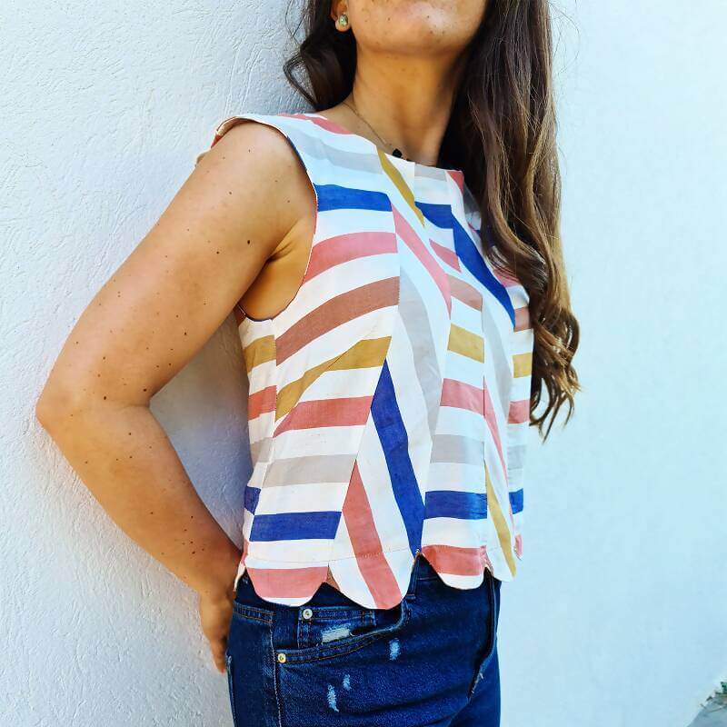 Top Fleury - T34 à 48, patron de couture pdf à télécharger, porté par une femme sur fond blanc, design estival coloré.