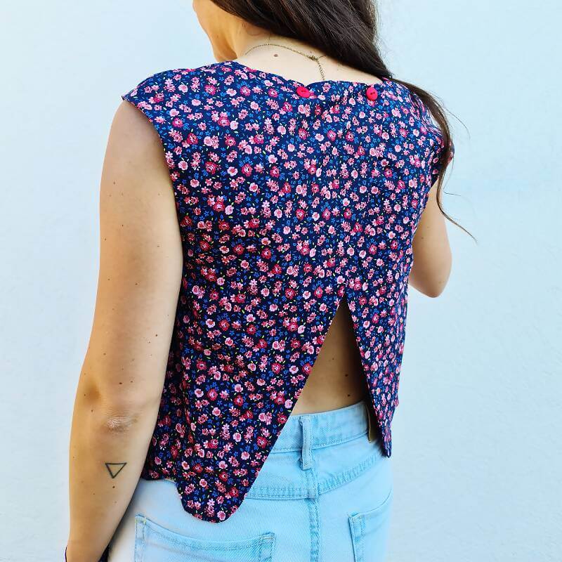 Femme portant le Top Fleury - T34 à 48 avec motif fleuri, patron de couture pdf à télécharger.