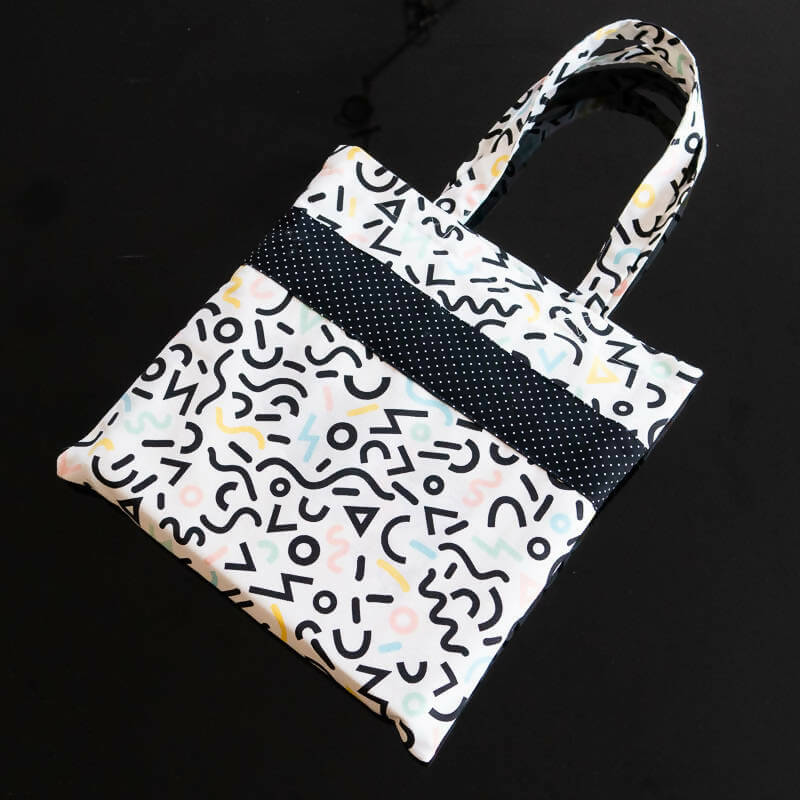 Tote bag, avec couture anglaise en tissu imprimé avec bande décorative, patron de couture pdf à télécharger disponible.