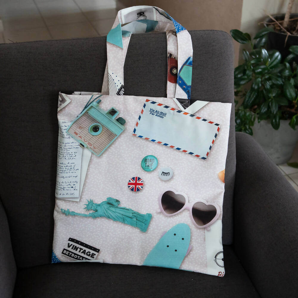 Tote bag, avec couture anglaise sur un canapé, avec motifs voyage, patron de couture pdf à télécharger.