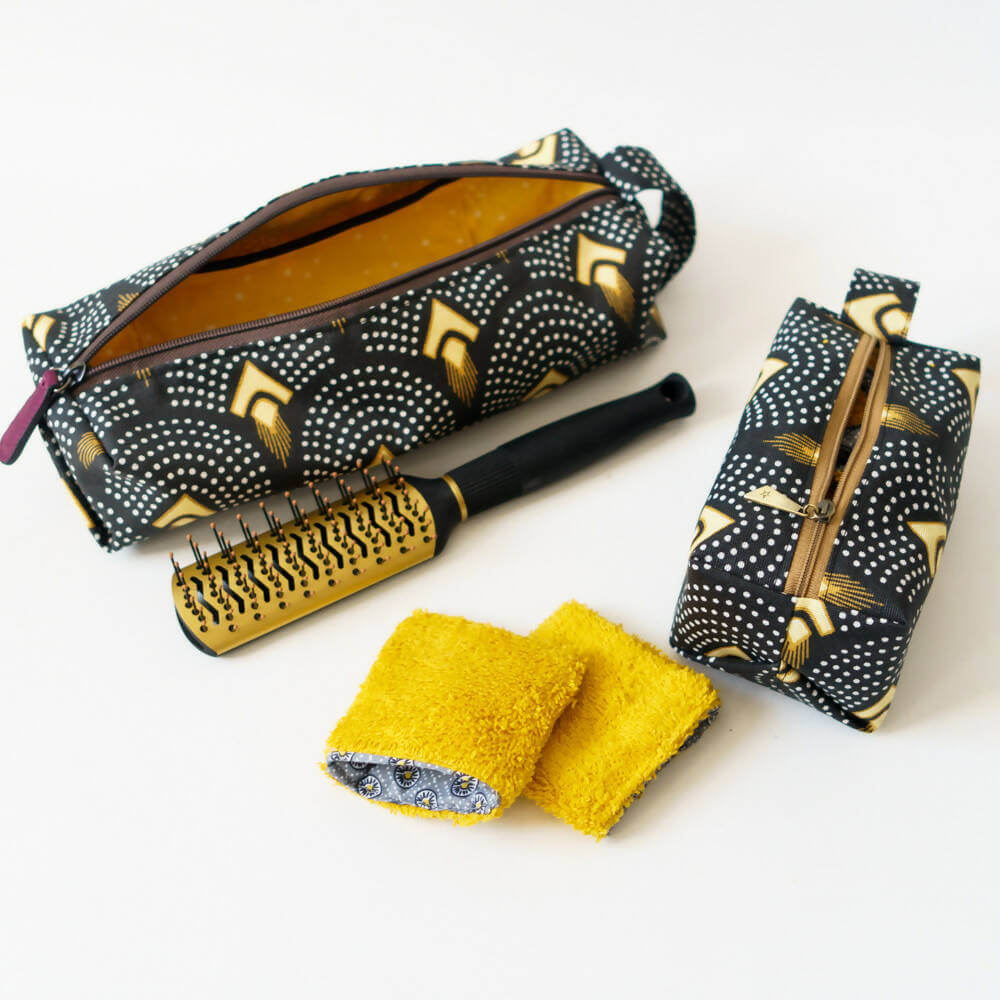 Trousse 3 formats – Etcetera avec patron de couture pdf à télécharger, présentée avec brosse à cheveux et lingettes.