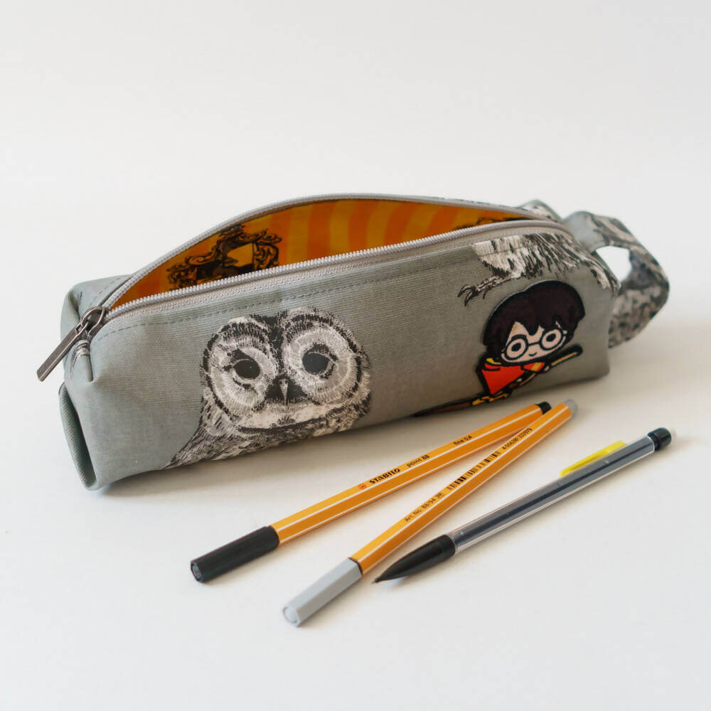 Trousse 3 formats – Etcetera avec motif hibou, patron de couture pdf à télécharger, parfaite pour brosses, tubes et flacons.