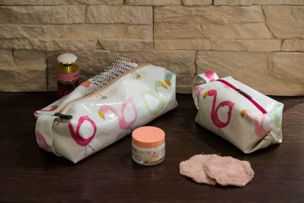 Trousse 3 formats – Etcetera avec patron de couture pdf à télécharger sur une table en bois, motifs flamants roses.