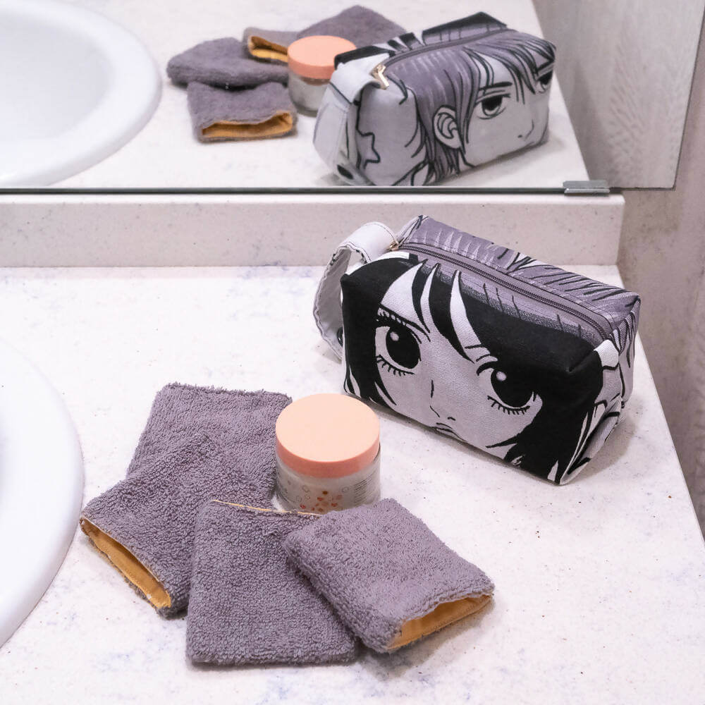 Trousse 3 formats – Etcetera avec patron de couture pdf à télécharger, posée dans une salle de bain, accompagnée de lingettes.