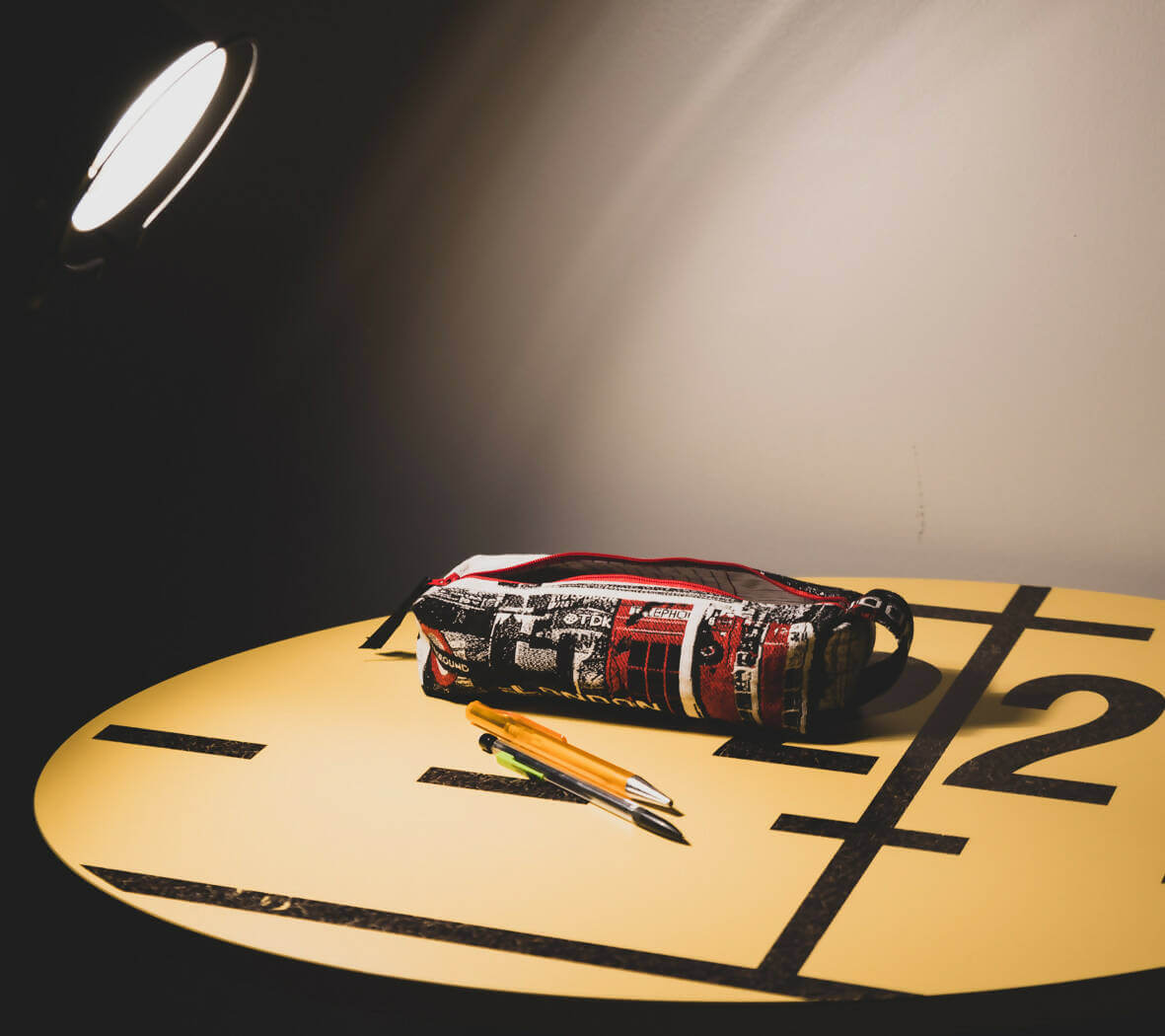 Trousse 3 formats – Etcetera sur une table jaune, idéale pour réaliser différents types de trousses. Patron de couture pdf à télécharger.