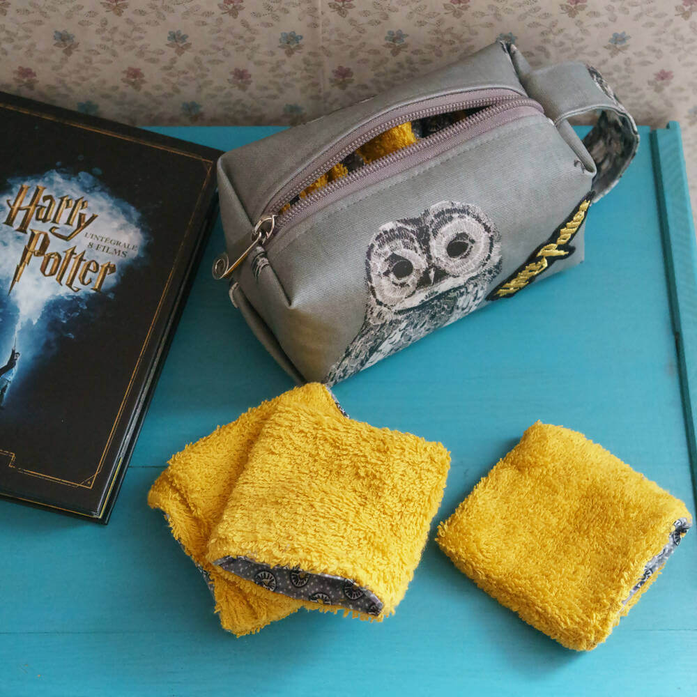 Trousse 3 formats – Etcetera avec patron de couture pdf à télécharger, comprenant serviettes jaunes et livre Harry Potter.