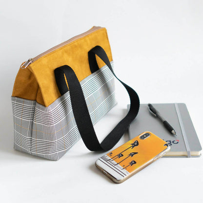 Trousse et sac zippés à large ouverture, 5 tailles – Curry, patron de couture pdf à télécharger, avec carnet et téléphone.